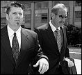 Anderson (links) en advocaat Mark Geragos (rechts) lopen op 28/08/06 naar het gerechtshof om de uitspraak te horen