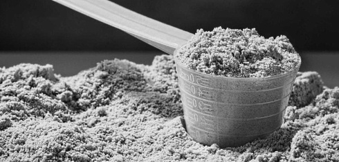 Gisteren schreven we dat krachtsporters meer vetvrije massa opbouwen als ze vlak na hun krachttraining whey innemen dan als ze soja-eiwitten of snel opneembare koolhydraten als post-workout nutrition gebruiken. De auteurs van die studie publiceerden eerder dit jaar een studie waarin wheysuppletie voor een krachttraining de rem zet op de verhoging van het stresshormoon cortisol - en suppletie met soja-eiwitten en koolhydraten niet.