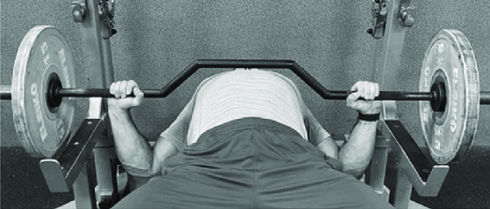 Wat is beter? Bankdrukken met een camber-stang of bankdrukken met rechte stang?
