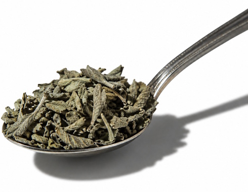 Als je elke dag twee koppen thee van salie - wetenschappelijke naam: Salvia officinalis - drinkt, stijgt de concentratie van het 'goede cholesterol' HDL en zakt de concentratie van het 'slechte cholesterol' LDL in het bloed op een spectaculaire manier. Dat blijkt uit een kleine trial die in 2009 verscheen in de International Journal of Molecular Sciences.
