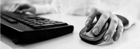Van alle mensen die voor hun werk urenlang achter een computer moeten zitten en een muis gebruiken, klaagt tien procent over pijn in nek, schouders en onderarm. Onderzoekers van het Noorse National Institute of Occupational Health ontdekten per toeval dat je een stuk minder last hebt van een muisarm als je voordat je gaat computeren een kop koffie drinkt.